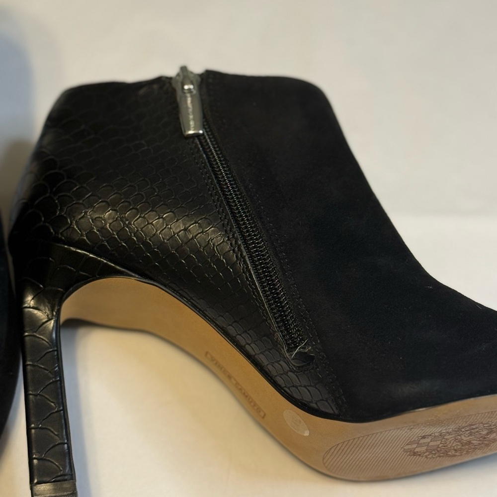 Vince Camuto Black Ankle 4” Booties EUC - Picture 7 of 8